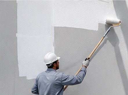 Aplicación de pintura en muro exterior